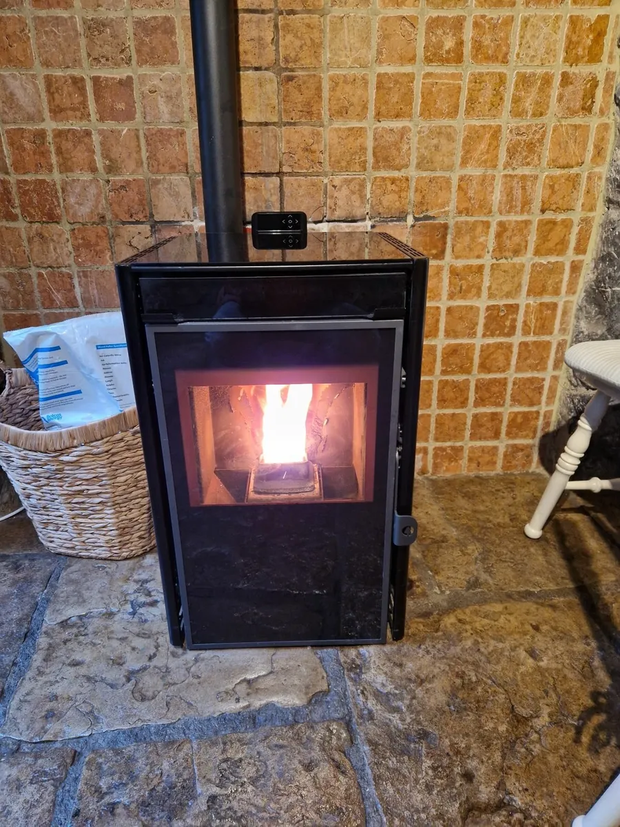 Wood pellet stove - Image 2