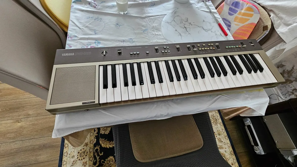 Yamaha PS-25 Keyboard - Image 2