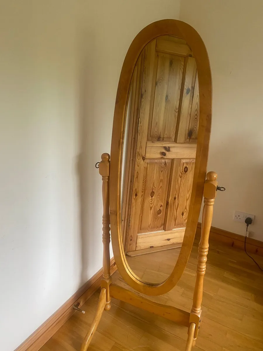 Freestanding I mirror