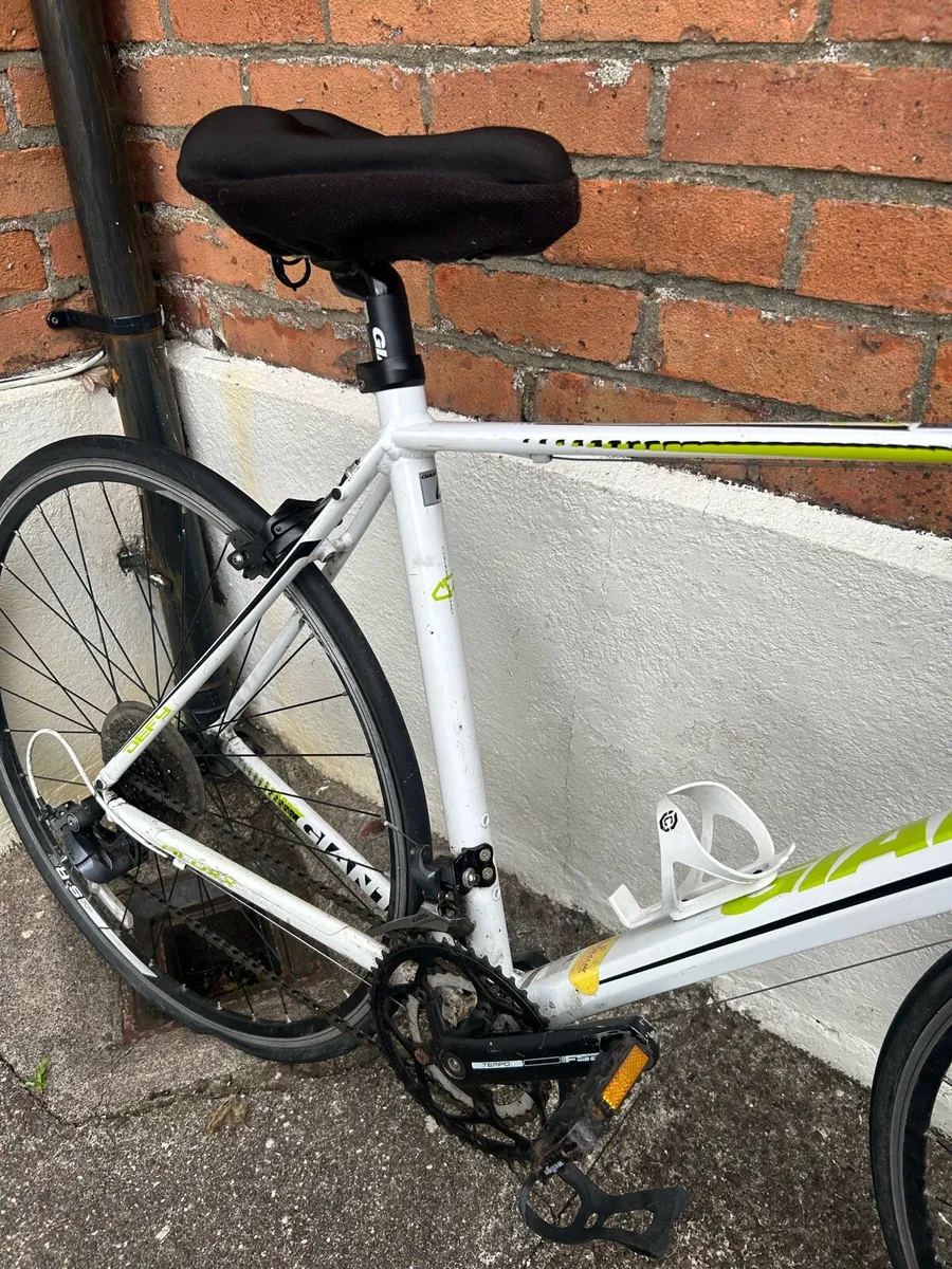 Giant Defy Road Bike - Image 4