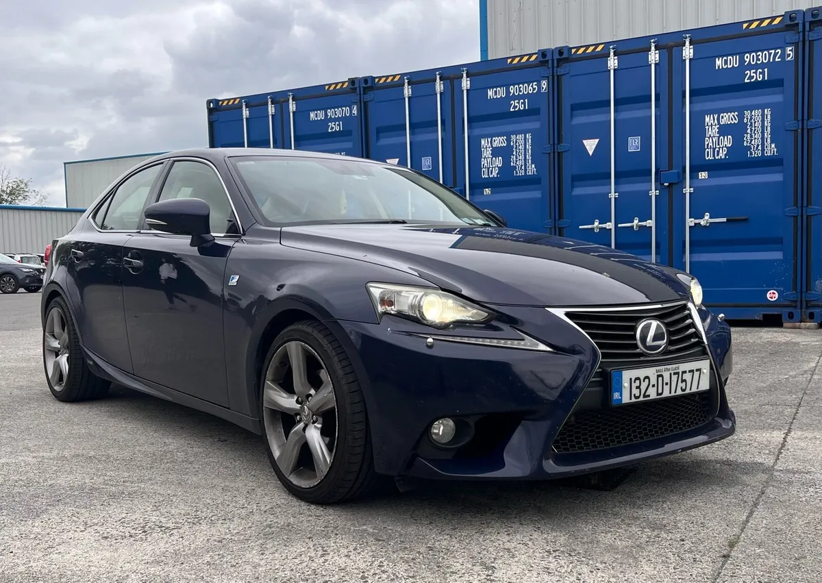 Lexus IS300h Premier - Image 2