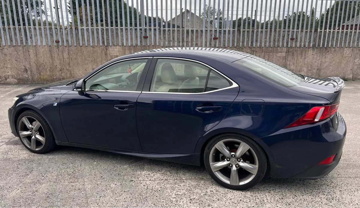 Lexus IS300h Premier - Image 3