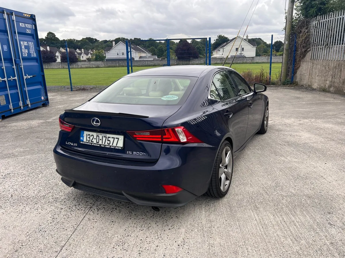 Lexus IS300h Premier - Image 4
