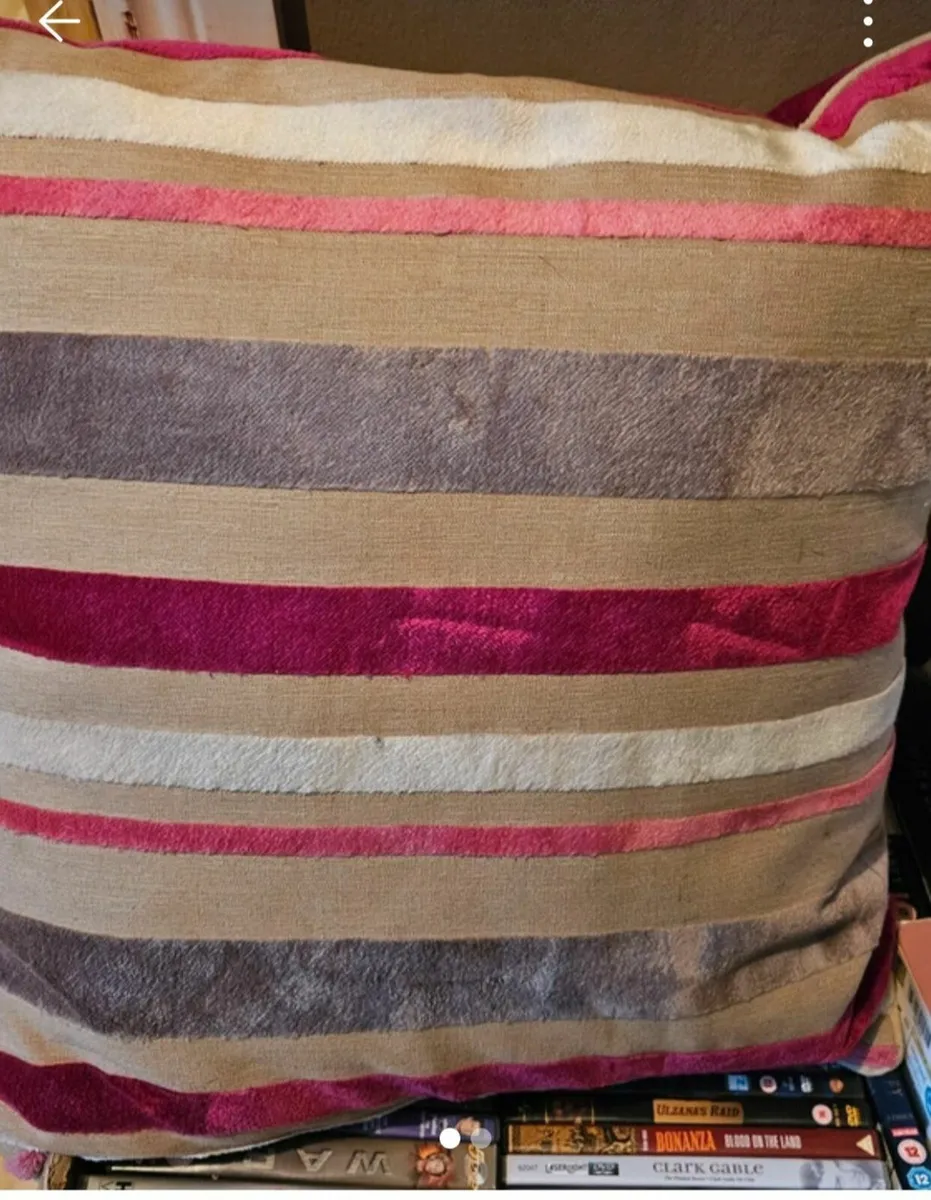 Large Bundle of Cushions plus 2 Large Lampshades - Image 4