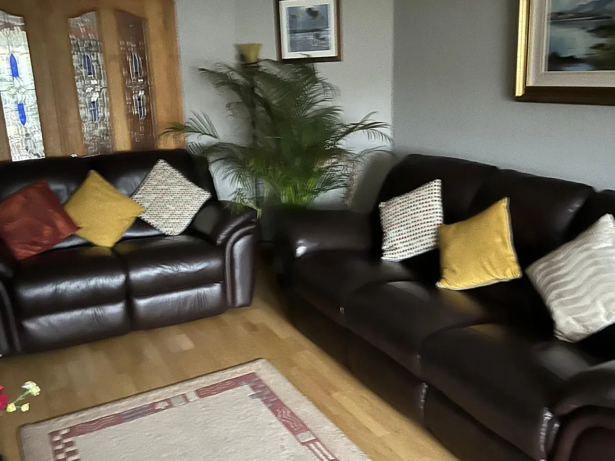 Suite of furniture - Image 1