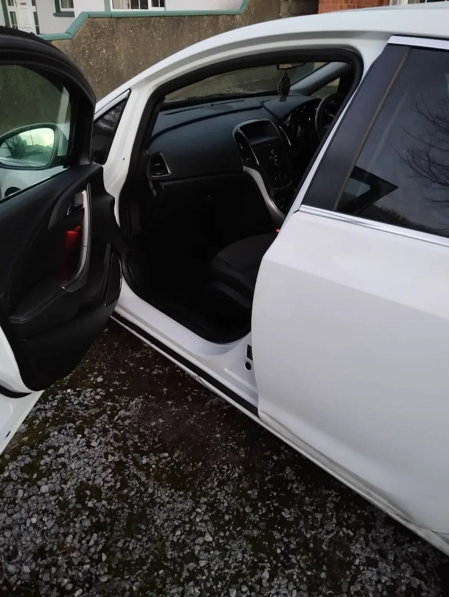 Opel Astra 2011 - Image 2