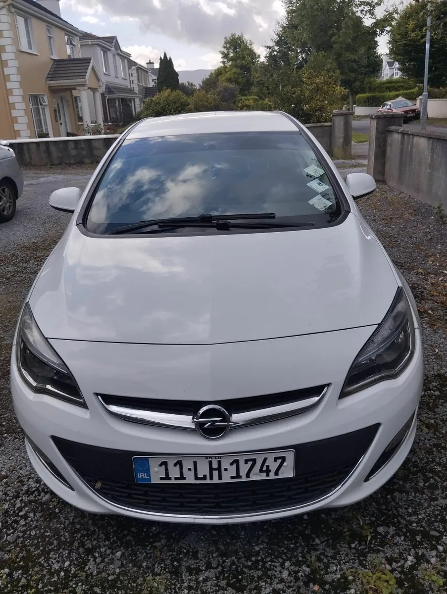 Opel Astra 2011 - Image 1
