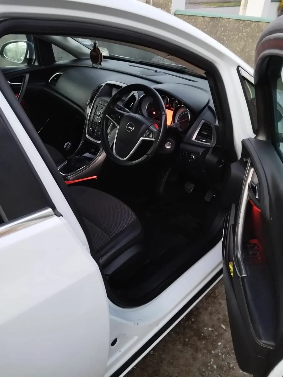 Opel Astra 2011 - Image 3