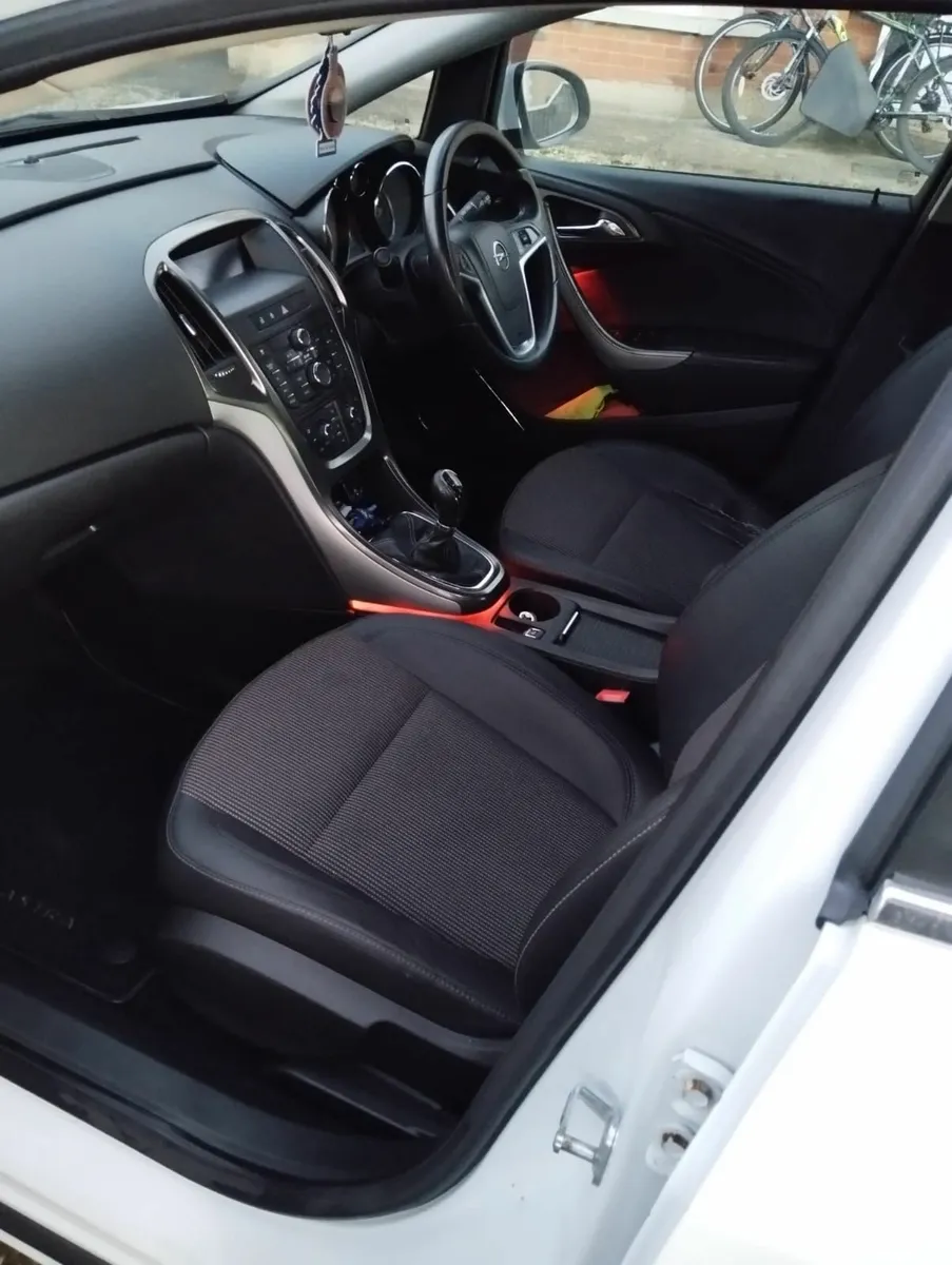 Opel Astra 2011 - Image 4