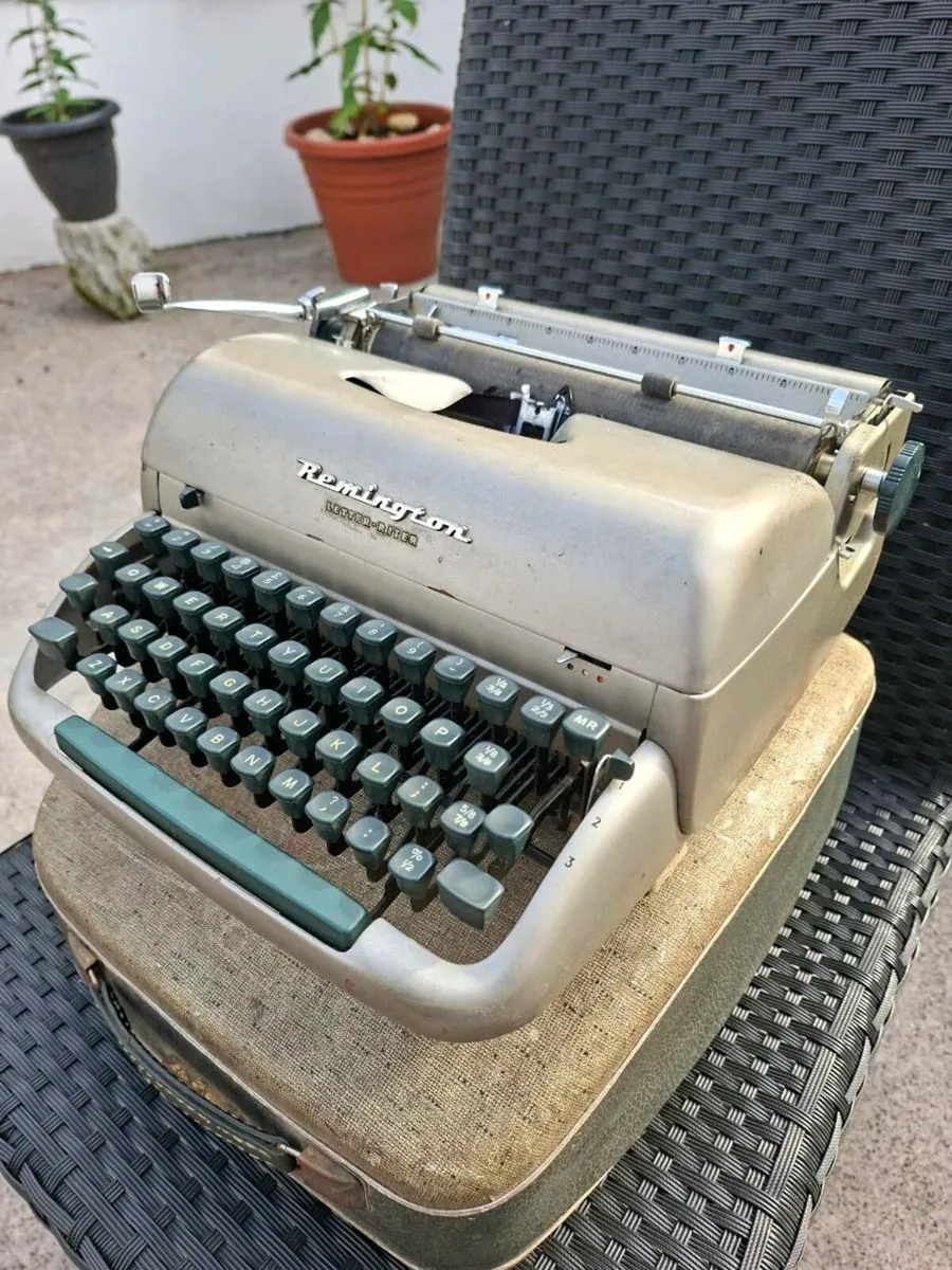 Old Vintage Remington Typewriter in Original Case - Image 2