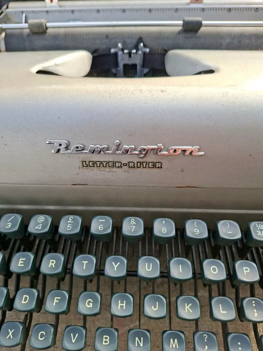 Old Vintage Remington Typewriter in Original Case - Image 3