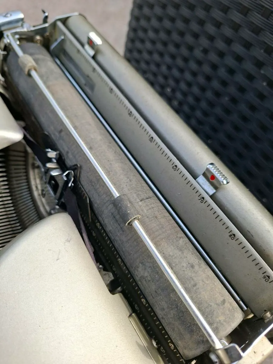 Old Vintage Remington Typewriter in Original Case - Image 4