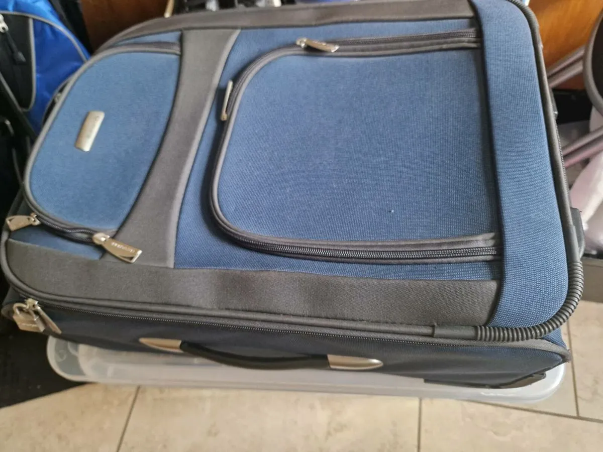 Navy wheeled suitcase, excellent condition - Image 3
