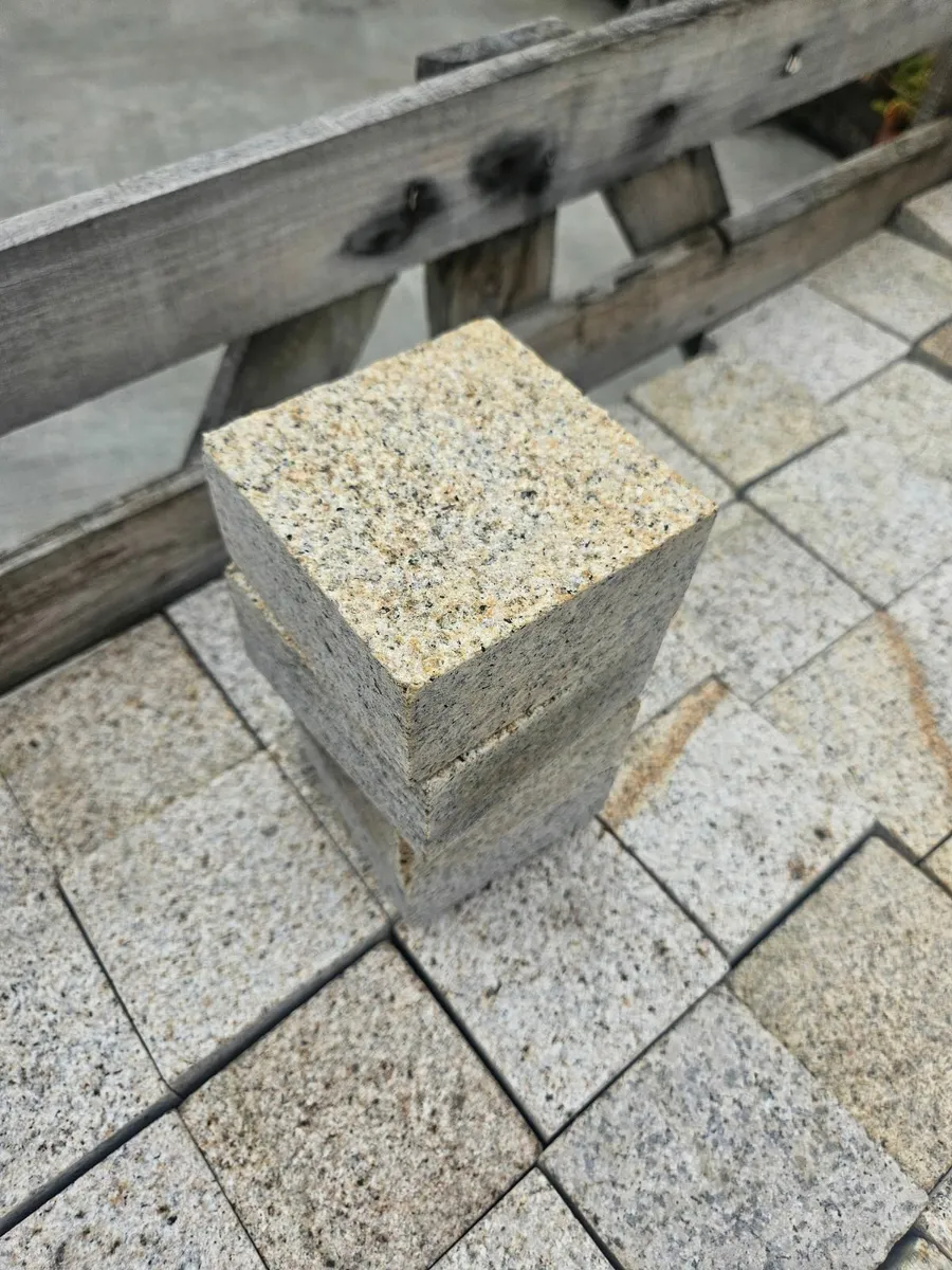 Gold granite cobbles - Image 1