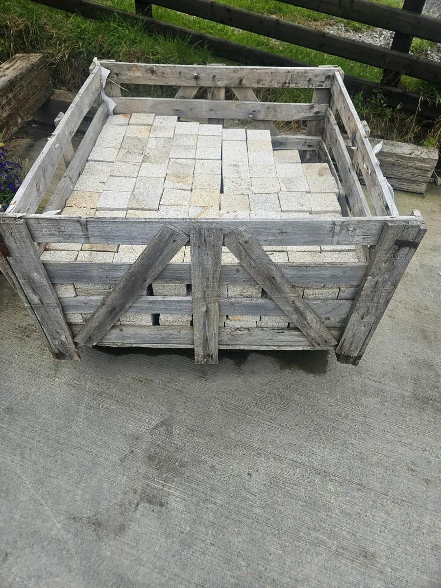 Gold granite cobbles - Image 4