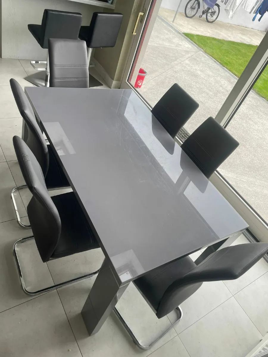 Dining table and chairs - Image 1