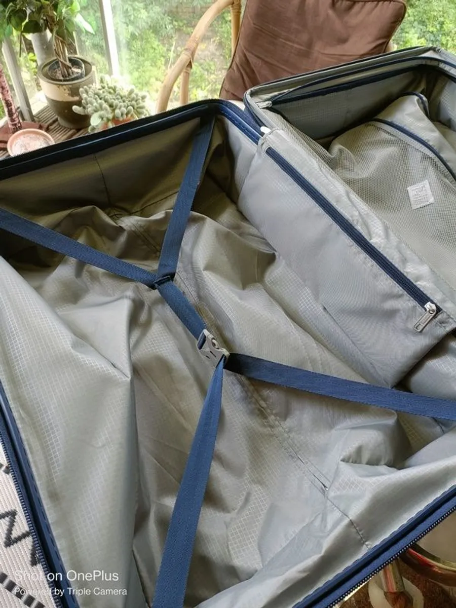Hard shell suitcase for sale. - Image 3