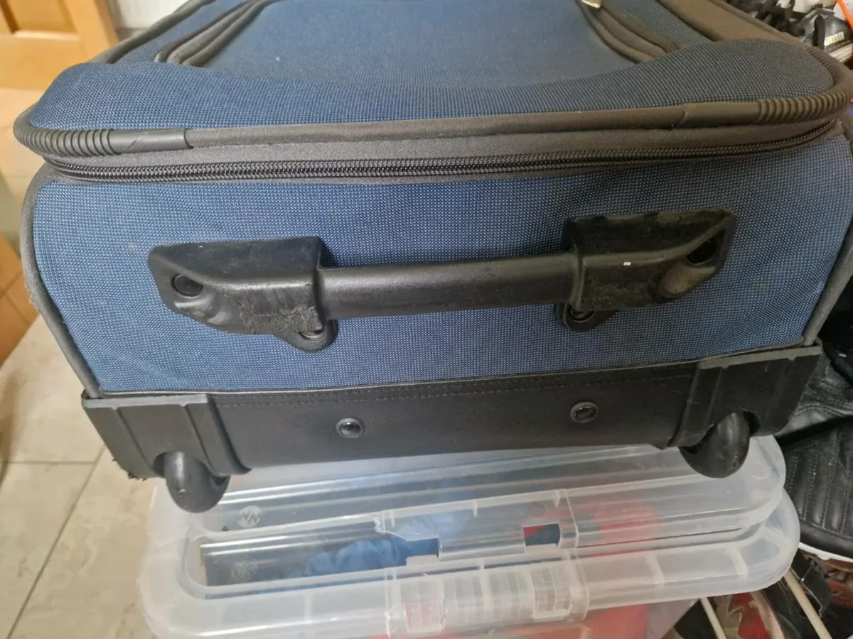 Navy wheeled suitcase, excellent condition - Image 2