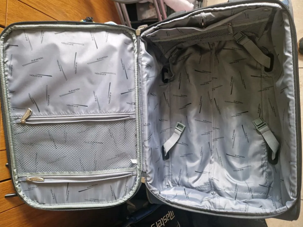 Navy wheeled suitcase, excellent condition - Image 4