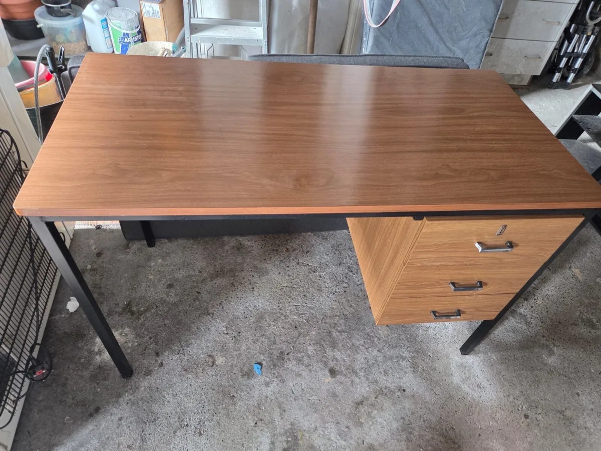 Computer desk - Image 1