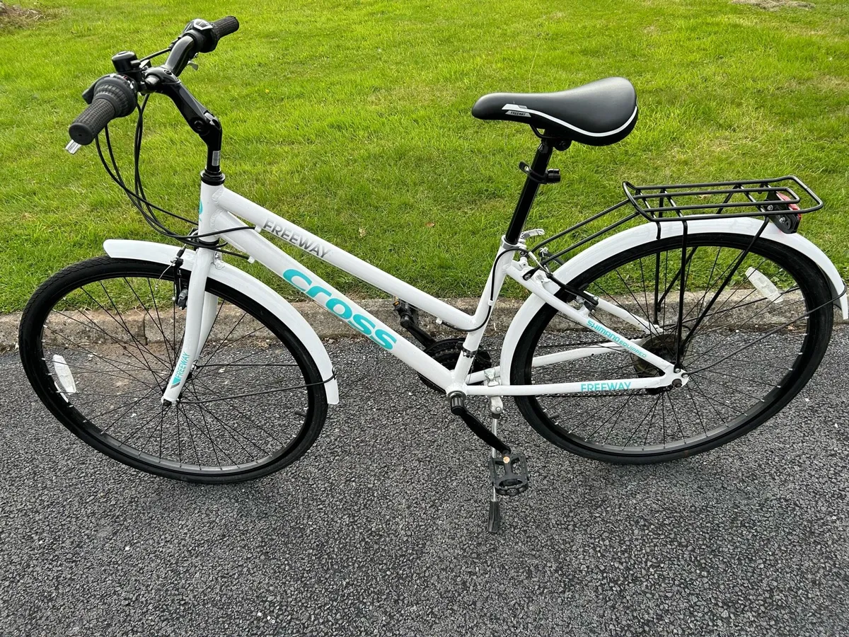Cross Freeway Hybrid Bicycle - Image 1