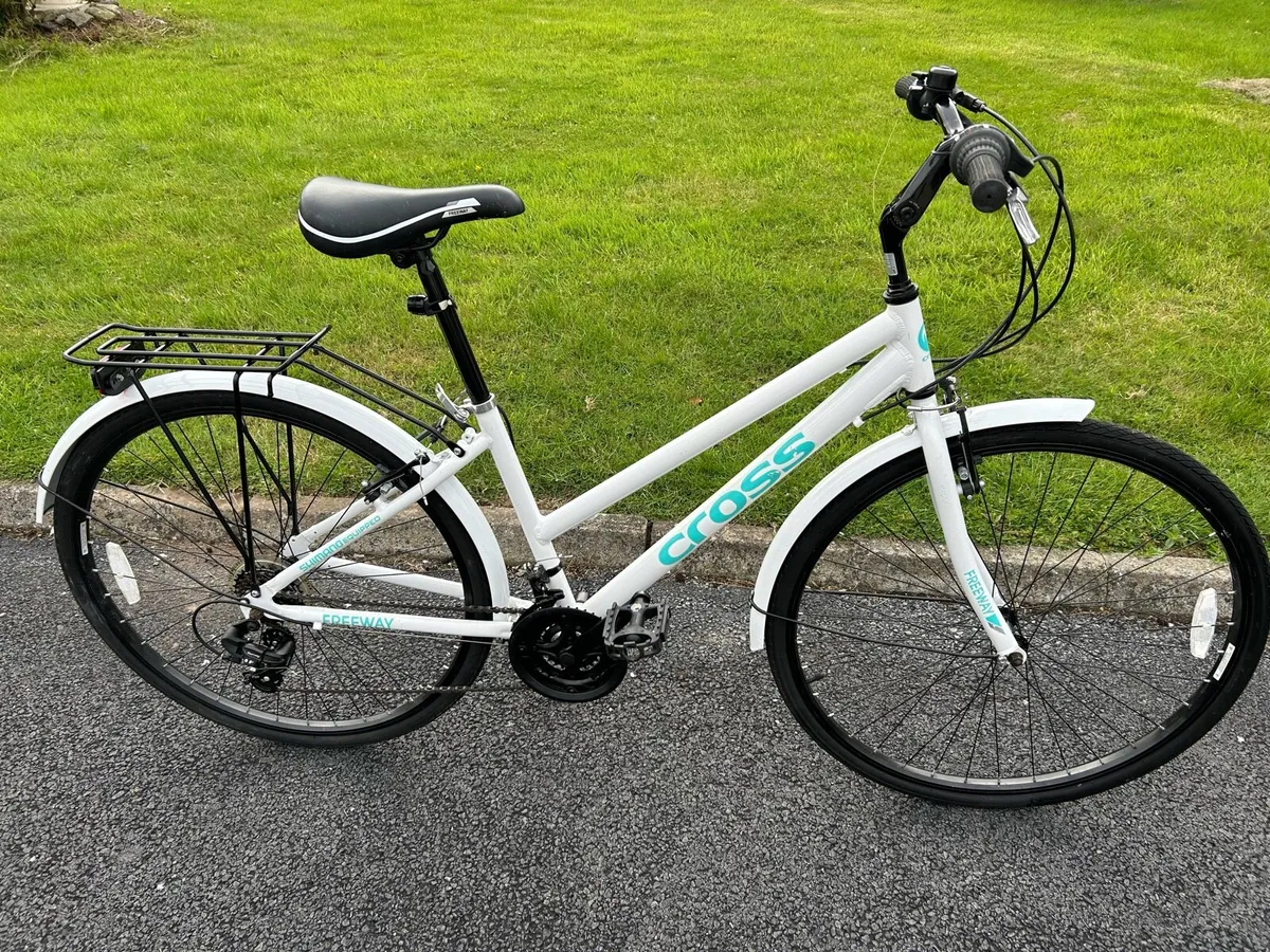 Cross Freeway Hybrid Bicycle - Image 2