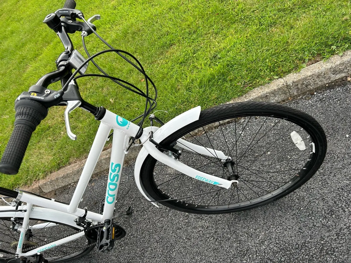 Cross Freeway Hybrid Bicycle - Image 3