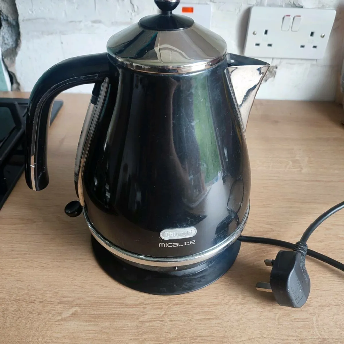 De Longhi Electric Kettle