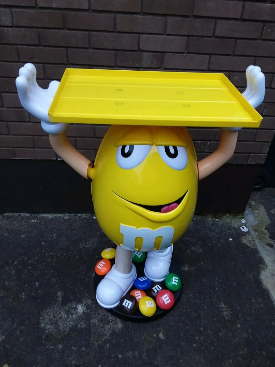 M and M waiter Statue - Image 1