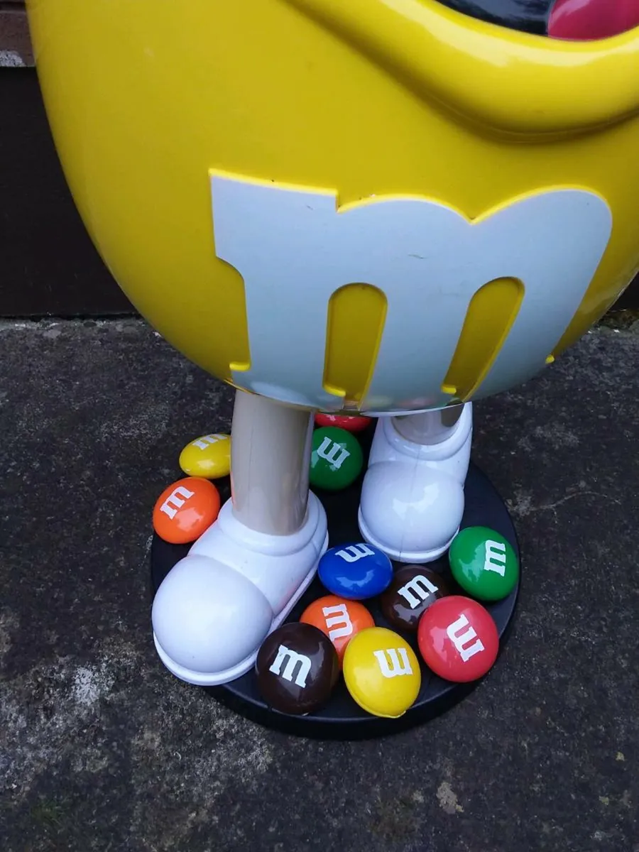 M and M waiter Statue - Image 2