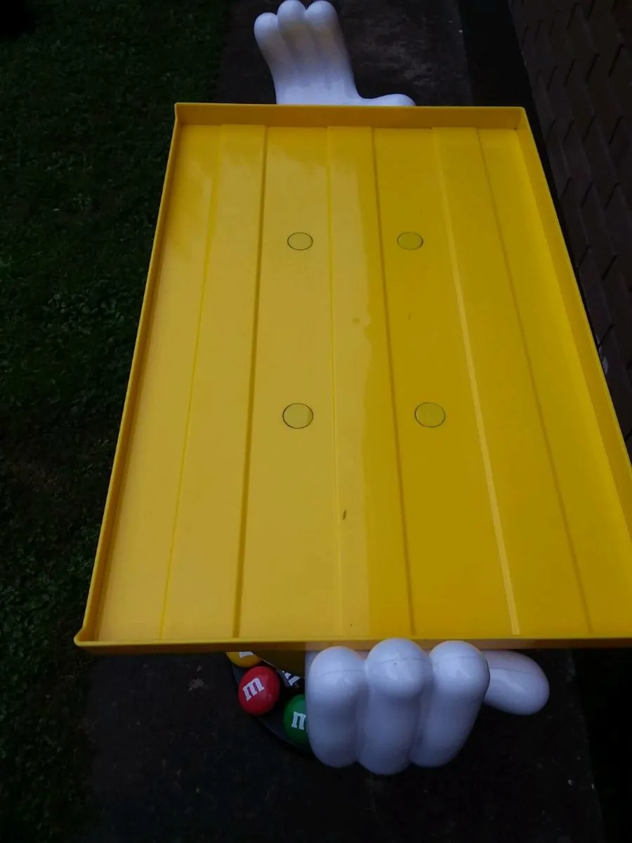 M and M waiter Statue - Image 3