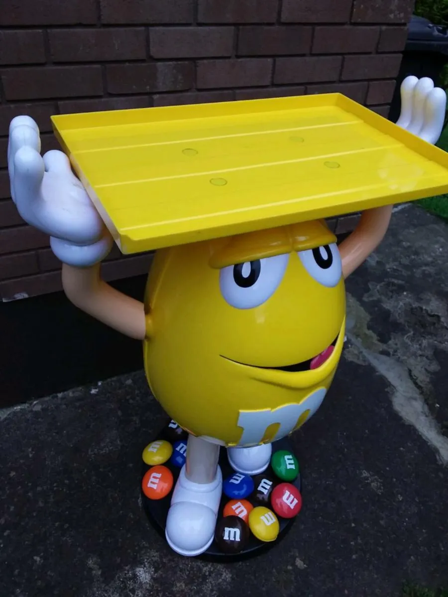 M and M waiter Statue - Image 4