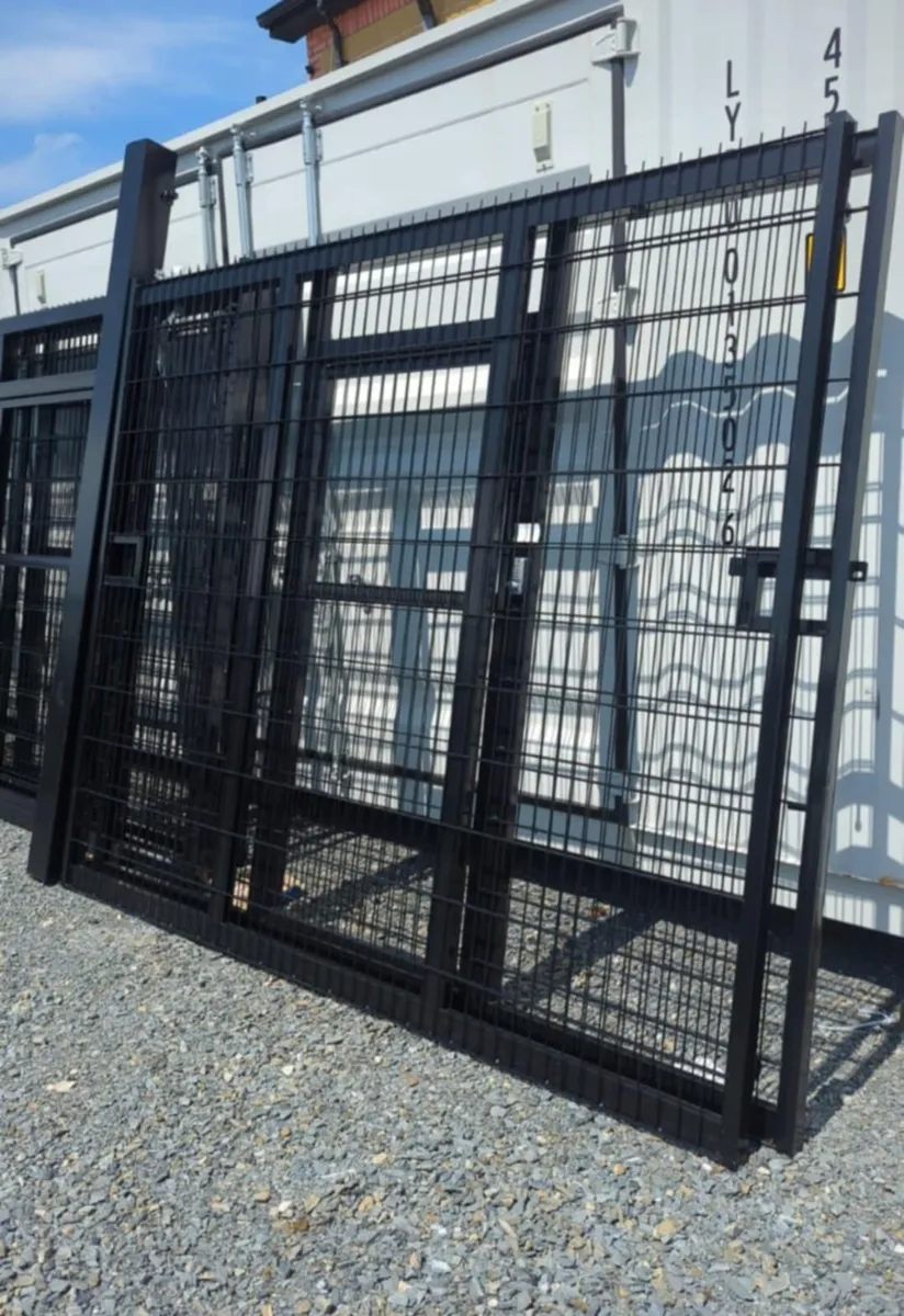 Yard entrance gates - Image 1