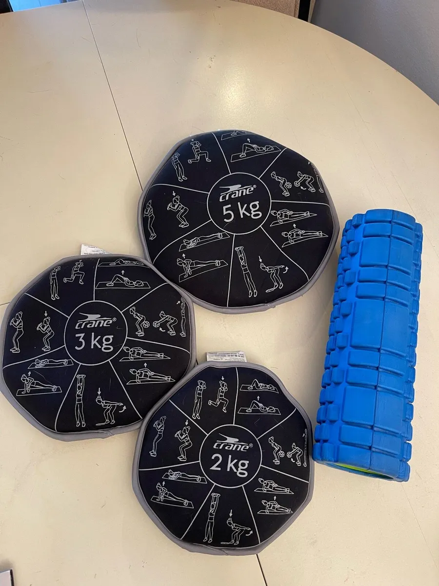 Fitness weights and foam roller - Image 1