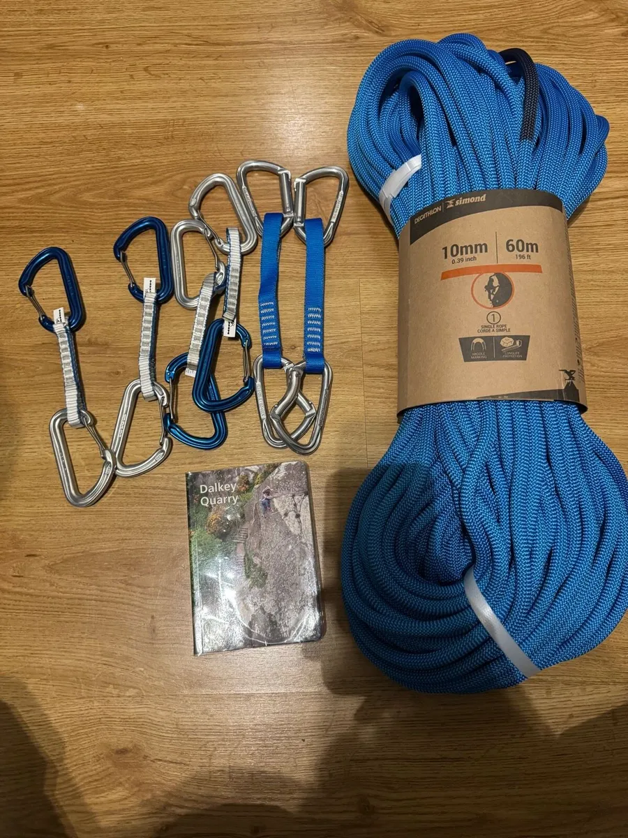 Climbing rope, quicksdraws, book and bag - Image 1