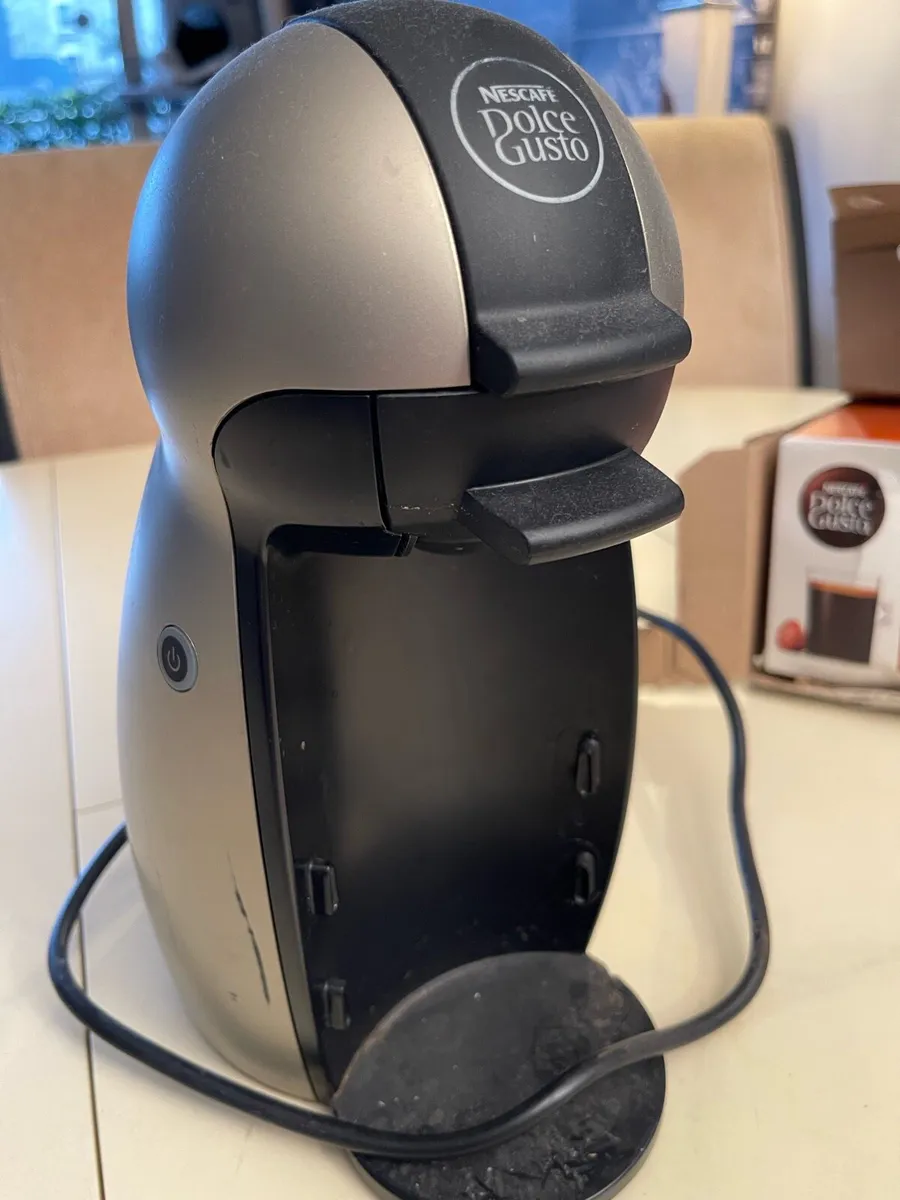 Nescafé Dolce Gusto coffee machine and pods: - Image 1