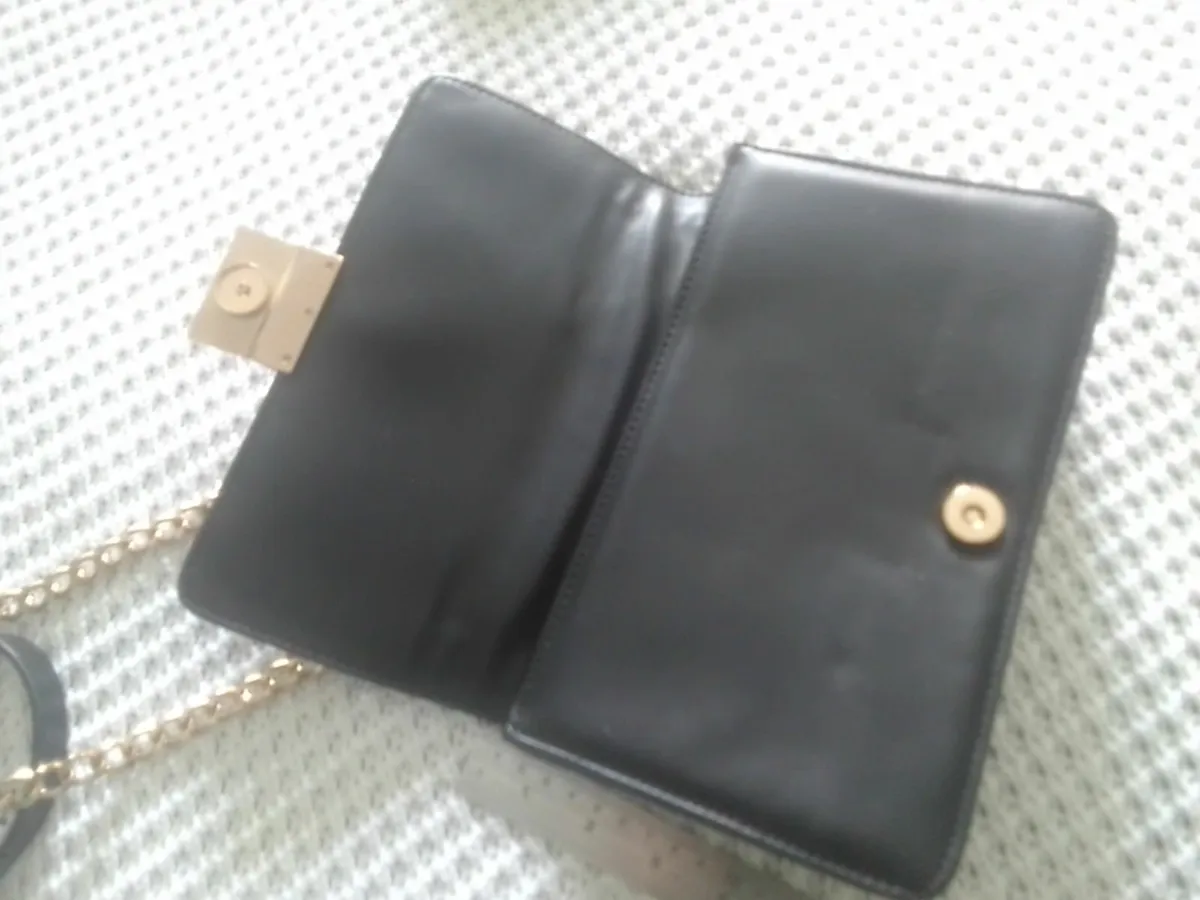 CARVELA BLACK & LEOPARD CHAIN DETAIL BAG AS NEW - Image 2