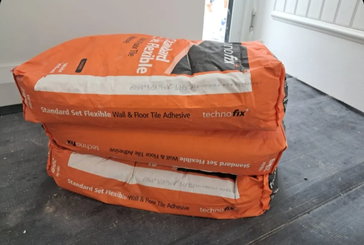 3 bags of tile adhesive - Image 1
