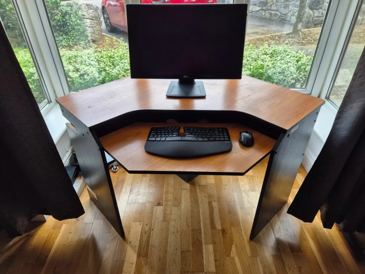 Corner computer desk - Image 1