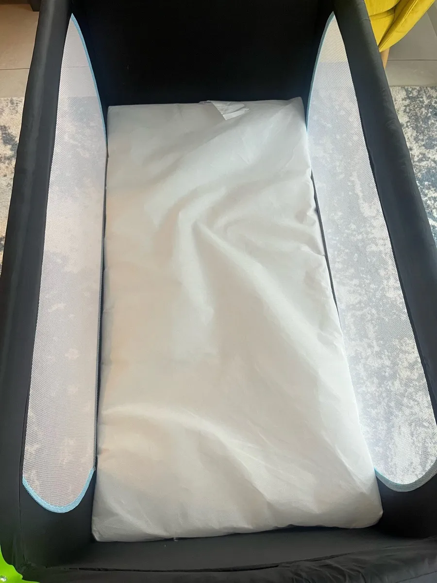 Hauck Travel Cot and Mattress - Image 2