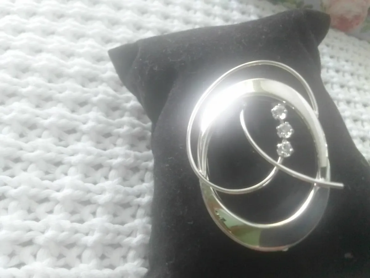 STERLING SILVER ZIRCONIA CONTEMPORARY BROOCH - Image 2