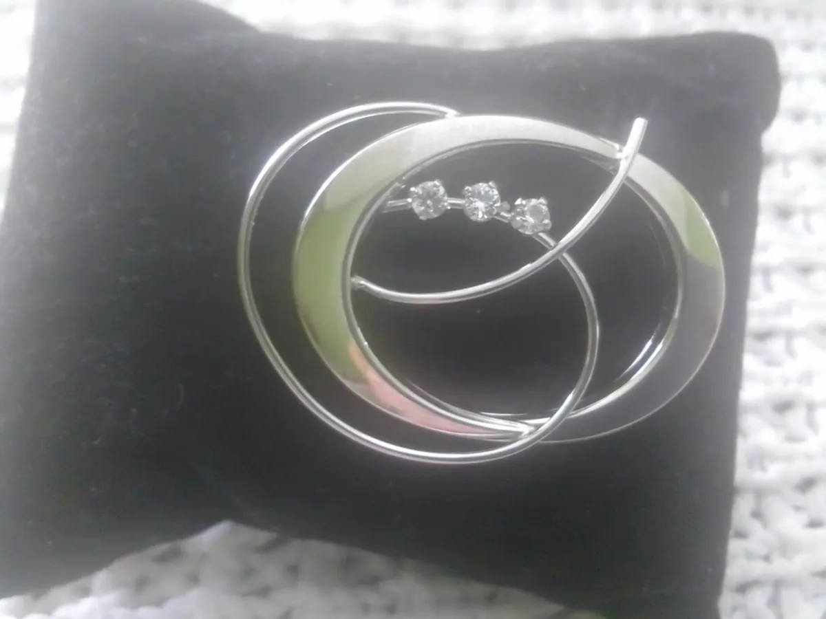 STERLING SILVER ZIRCONIA CONTEMPORARY BROOCH - Image 1