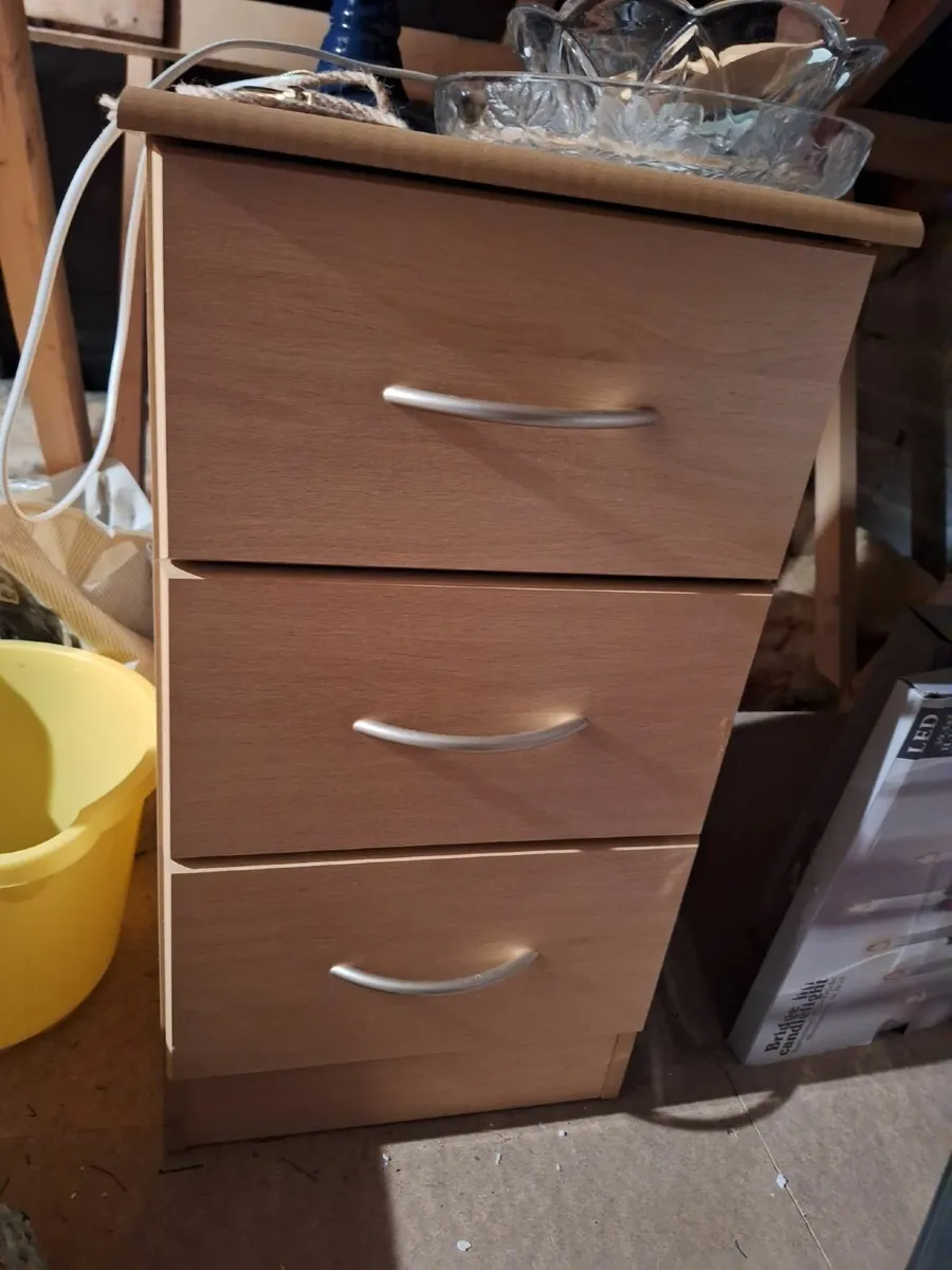 bedroom suite of furniture - Image 2