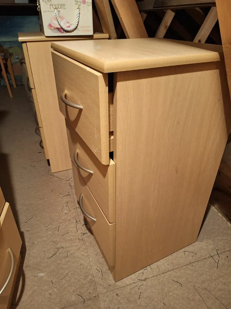 bedroom suite of furniture - Image 3