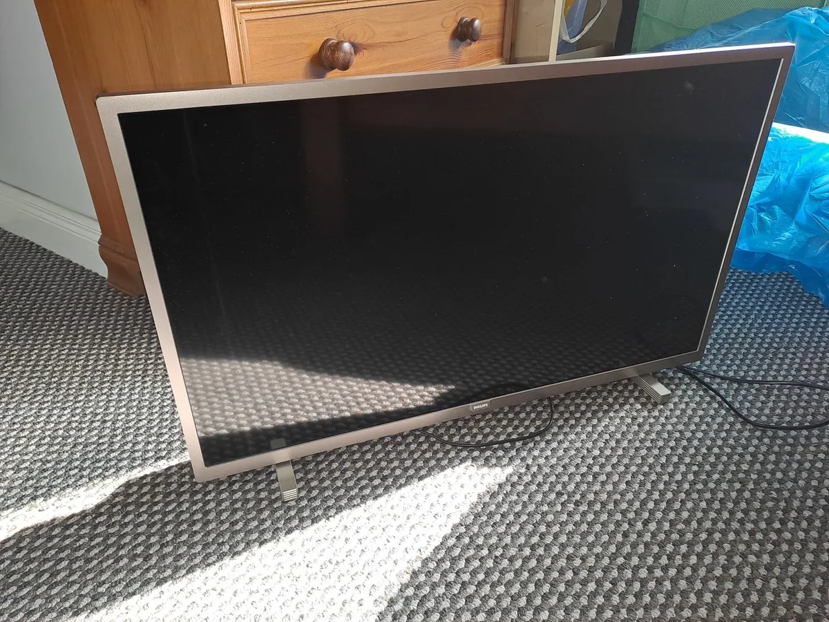Philips 32" 720p HD Ready LED Freeview HD TV with - Image 4