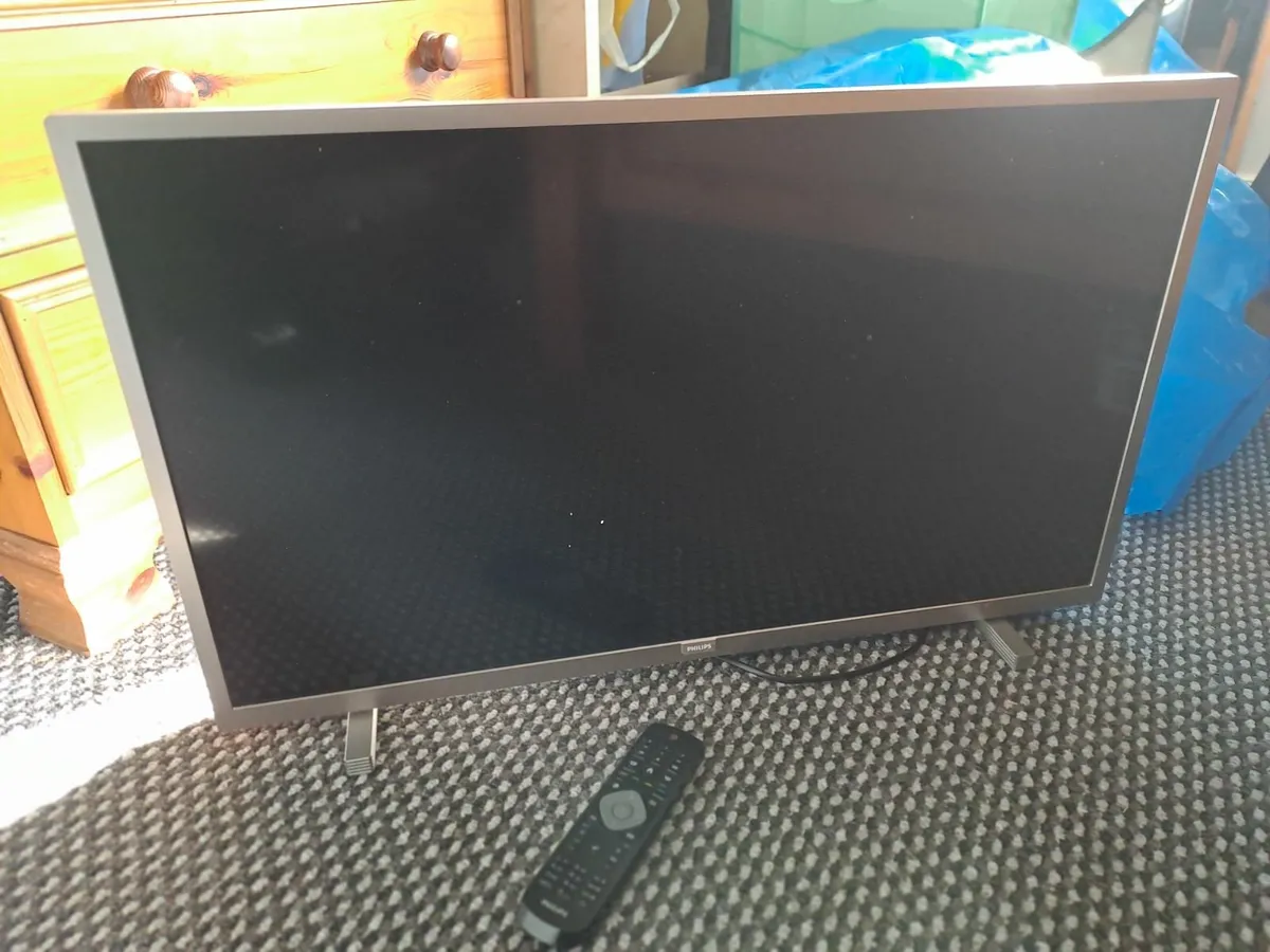Philips 32" 720p HD Ready LED Freeview HD TV with - Image 1