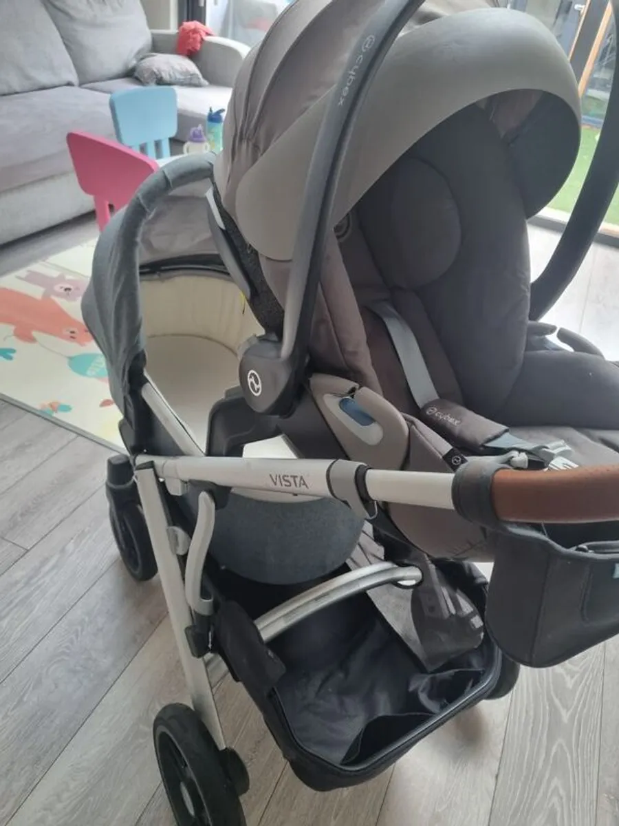 Uppababy vista V2 2020 with cybex cloud z carseat with isofix base - Image 2