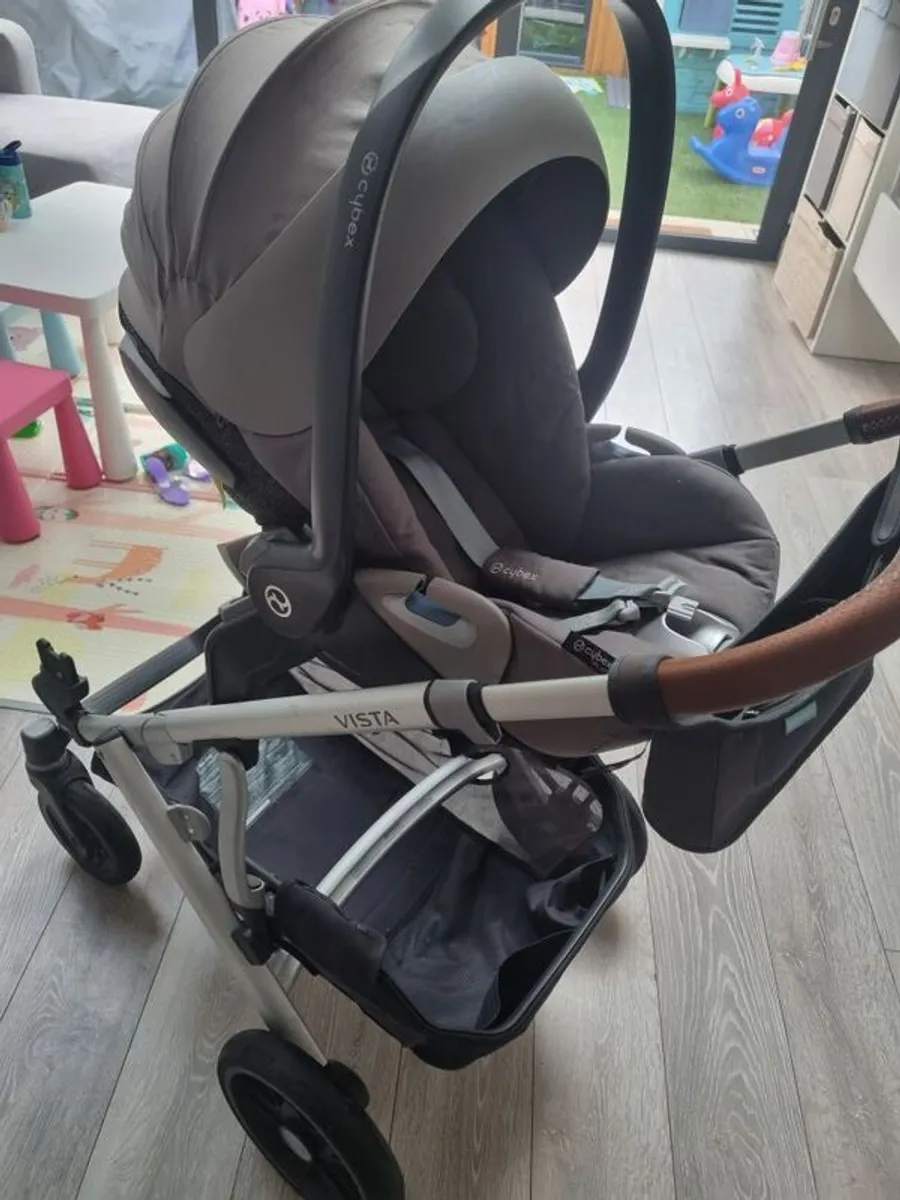 Uppababy vista V2 2020 with cybex cloud z carseat with isofix base - Image 3