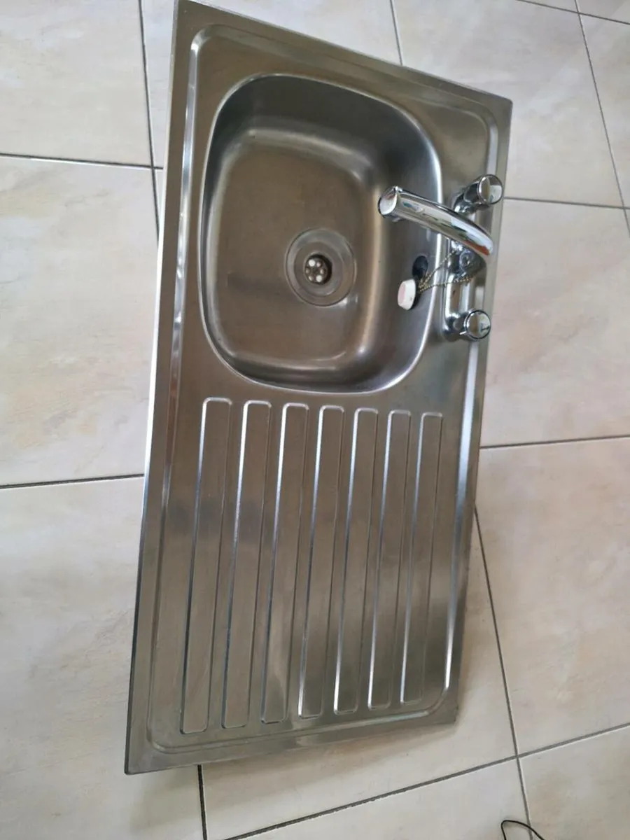Kitchen sink and tap - Image 1