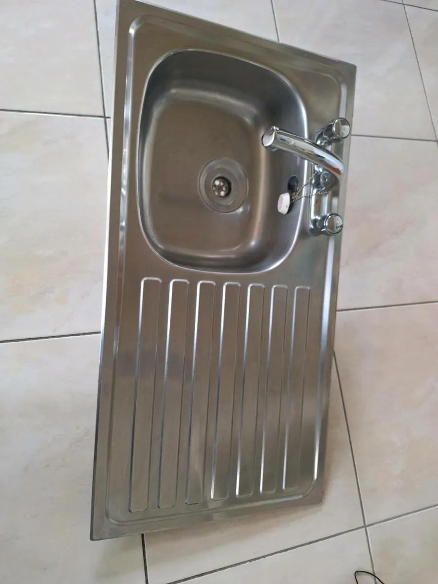 Kitchen sink and tap - Image 2